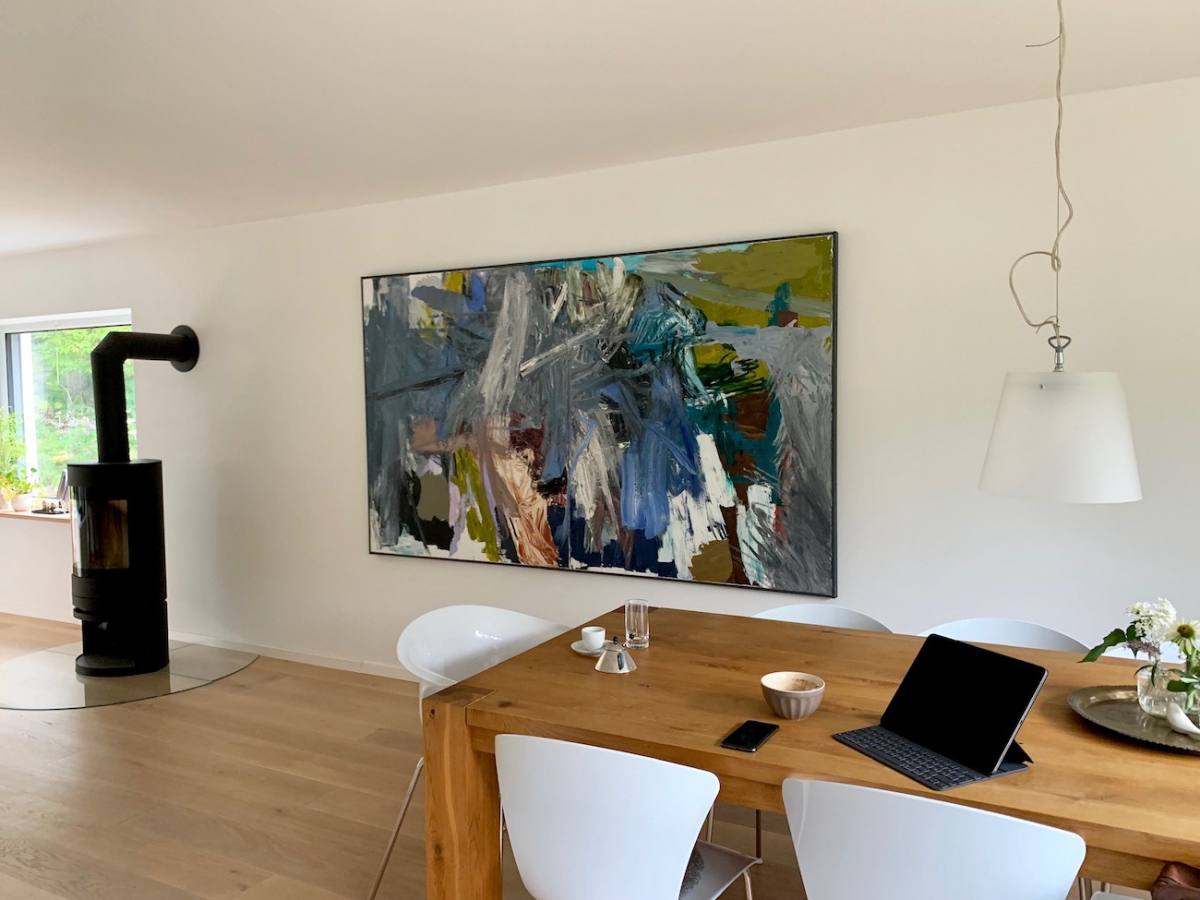 Malerei mit graubunten Farben von Künstlerin Annette Werndl im Esszimmer einer Privatwohnung