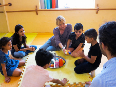 Kuratorin und Art Managerin Hella Mewis bei einem Workshop mit Kindern in Tarkib.