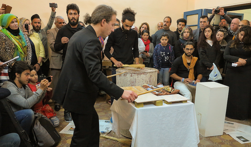 Gäste und Künstler zur "Erzählkunst Bagdad" Performance in Tarkib.