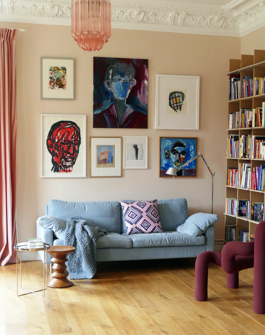 Kunstwerk: Malerei von Fahar, Portrait im Wohnzimmer bei Eva Kaiser (Lumikello), Torhaus Warnau
