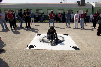 Performance einer irakischen Künstlerin während des Bagdad Art Walk Festivals.