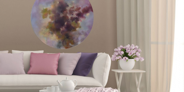 Fotografie einer Malerei mit lilafarbenen Wolkenanmutungen von Künstlerin Christine Schön im Wohnbereich einer Privatwohnung