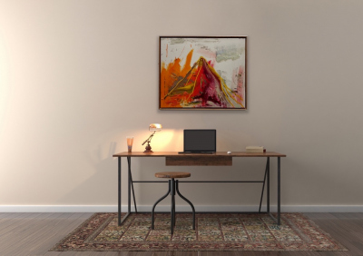 Kunstfotografie: orangebunte Malerei von Künstler Fahar im Homeoffice über dem Schreibtisch