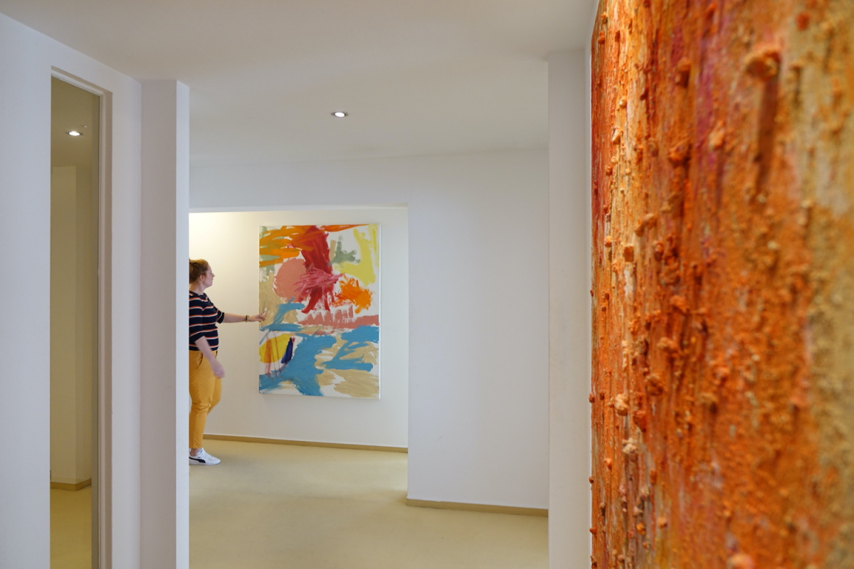Malerei mit bunten Farben von Künstlerin Martina Hamberger in einem Flur eines Immbobilienbüros