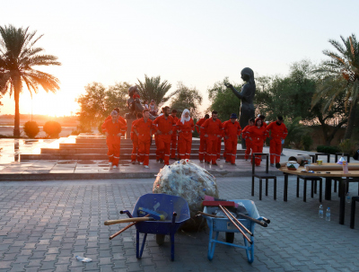Junge irakische Künstler performen Kunst - Recycling Performance.